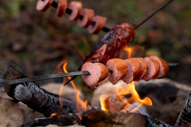 Foto amigos cocinando en su campamento de invierno.