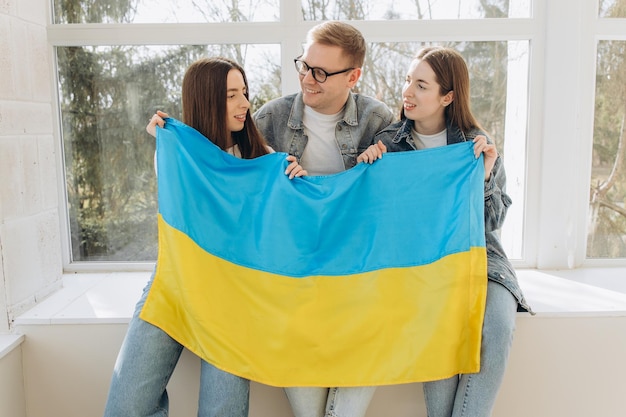 Amigos com bandeira da Ucrânia Pare de guerra na Ucrânia