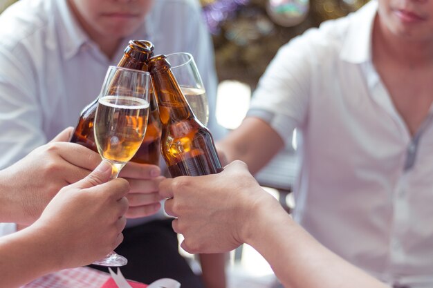 Foto amigos com bebidas de festa os jovens estão curtindo a festa.