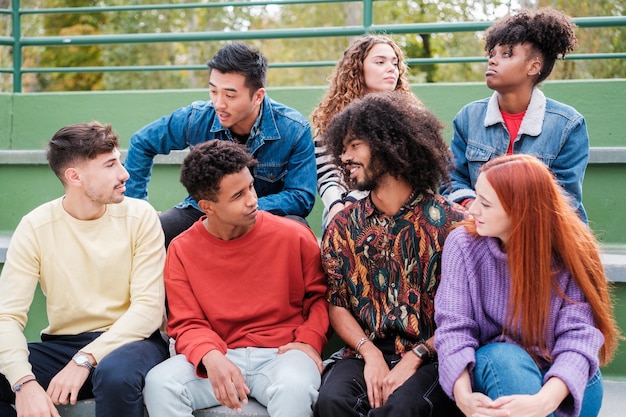 Amigos com diversidade étnica reunidos conversando e se divertindo ao ar livre Concept friends