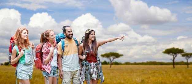 amigos com mochilas na savana africana