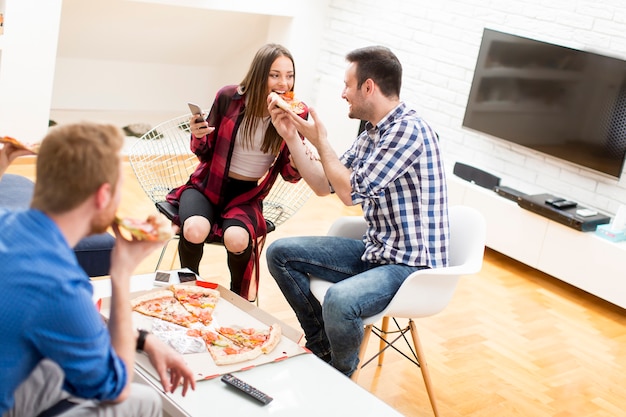 Amigos com pizza