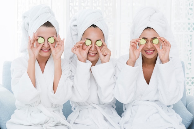 Foto amigos com uma máscara facial em um spa