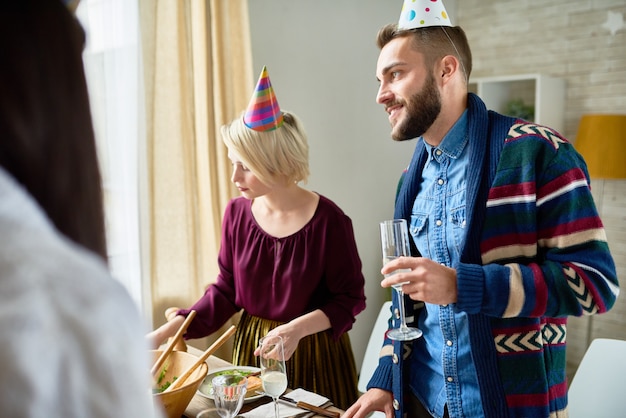 Amigos comemorando aniversário em casa