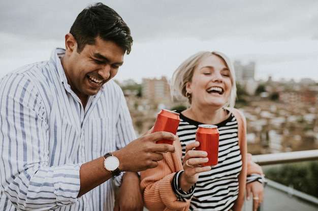 Amigos comemorando e brindando em um telhado