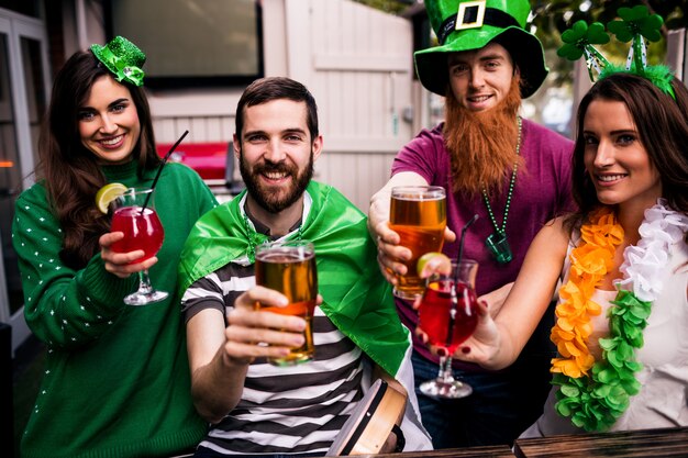 Foto amigos comemorando o dia de são patrício