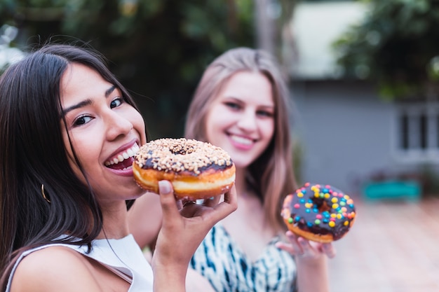 Amigos comen donas