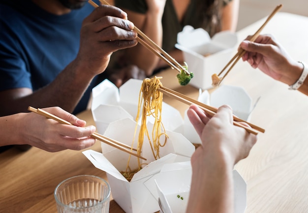 Amigos comendo Chow mein juntos