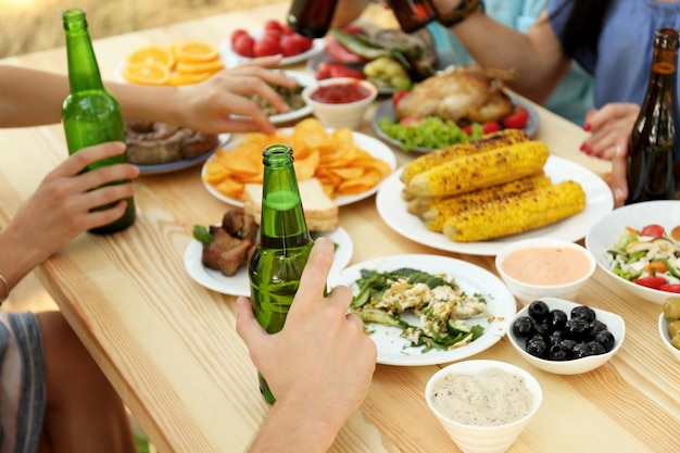 Amigos comendo e bebendo no piquenique