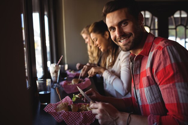 Amigos comendo hambúrguer juntos