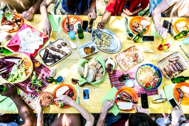 Amigos comendo no piquenique