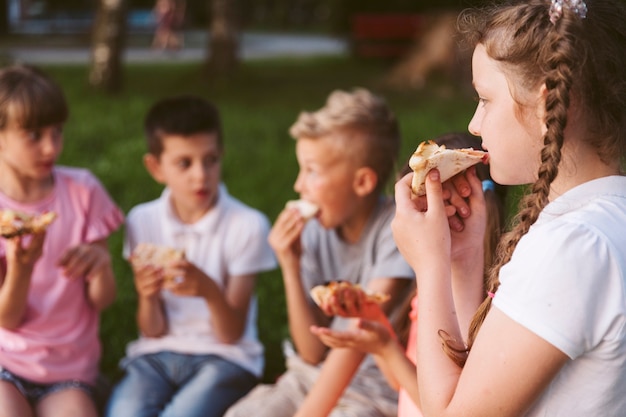 Amigos comendo pizza juntos