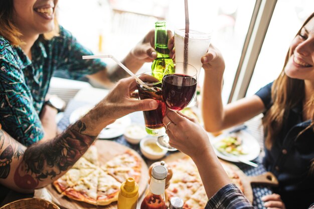 Amigos, comendo pizza, partido, junto, conceito