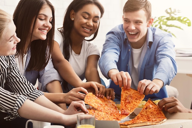 Amigos comendo pizza passando tempo juntos em casa