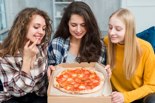 Foto amigos, comendo pizza