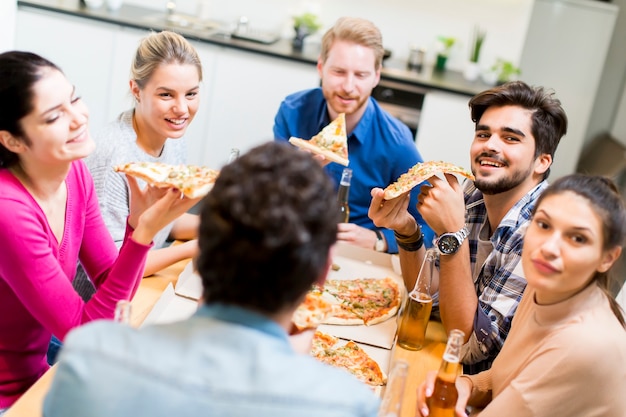 Amigos, comendo pizza