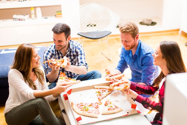 Foto amigos, comendo pizza