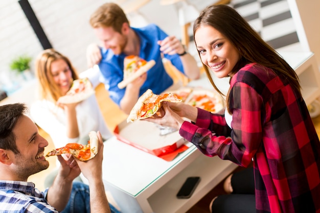 Amigos, comendo pizza