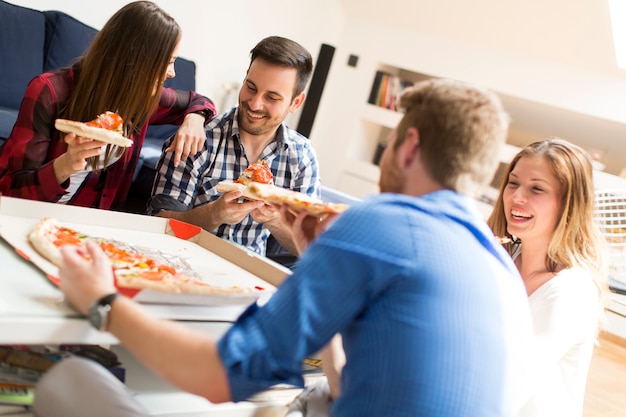 Amigos, comendo pizza