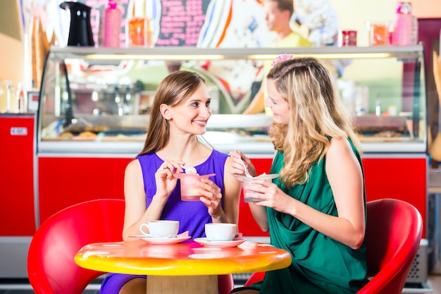 Amigos, comendo sorvete, em, café