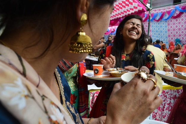 Foto amigos comiendo en un evento