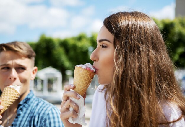 Foto amigos comiendo helado en la ciudad.