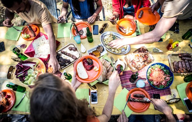 Amigos comiendo en el picnic