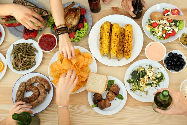 Amigos comiendo en un picnic