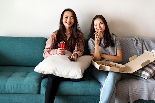 Amigos comiendo pizza juntos