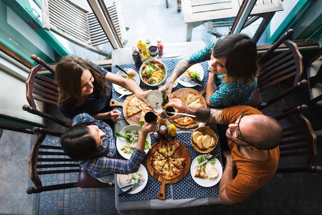 Amigos comiendo Pizza Party Together Concept