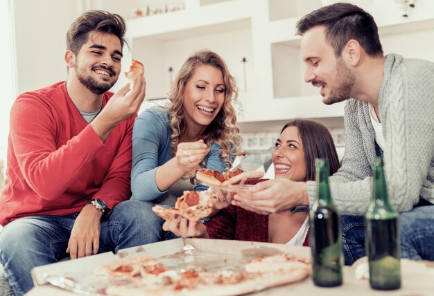 Amigos comiendo pizza