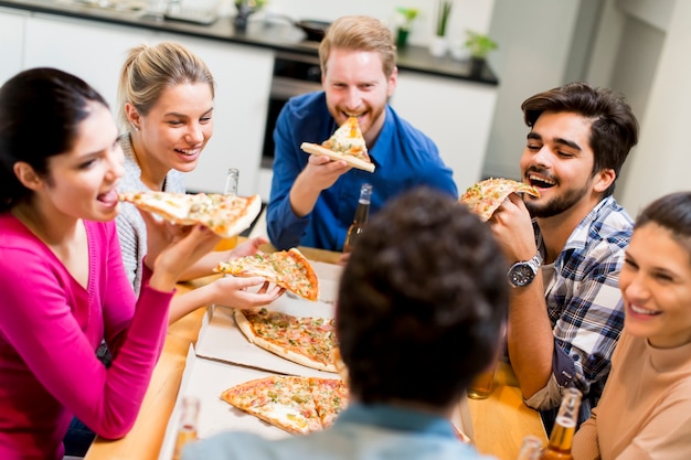 Amigos comiendo pizza