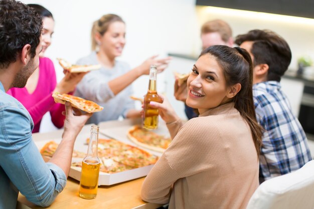 Amigos comiendo pizza