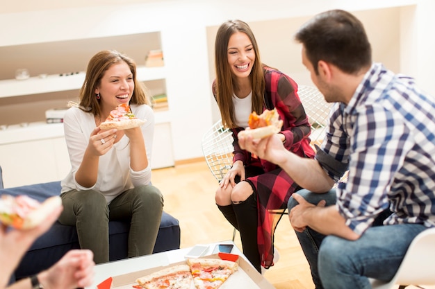 Foto amigos comiendo pizza