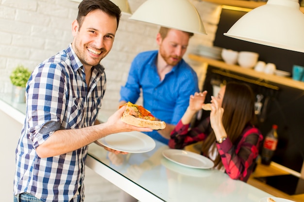 Amigos comiendo pizza