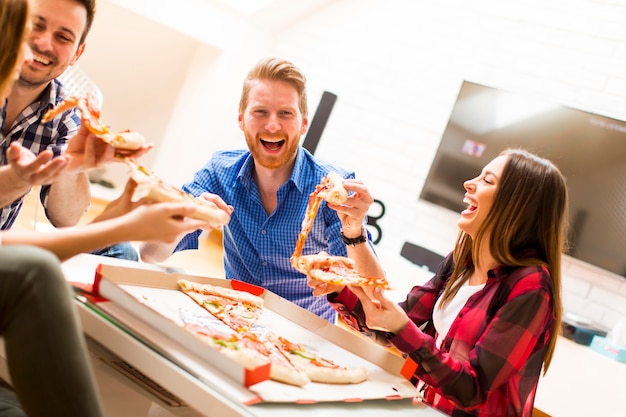 Amigos comiendo pizza