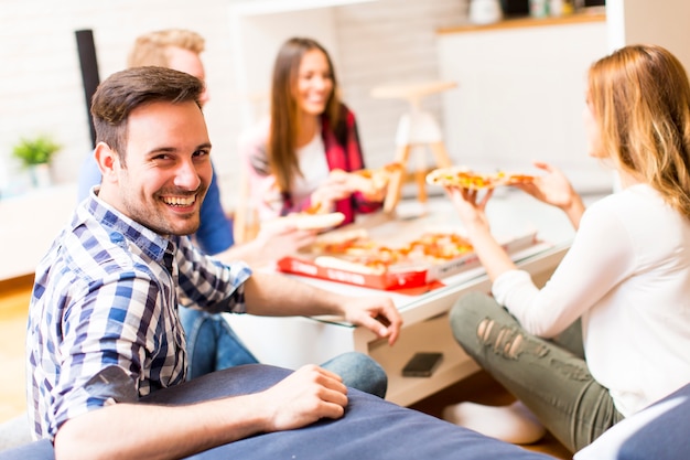 Amigos comiendo pizza