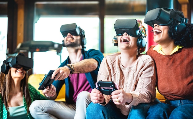 Foto amigos compañeros de habitación divirtiéndose con auriculares vr en casa