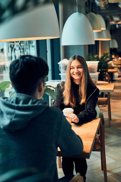 Amigos conversando, bebendo café, sentados em um café, pessoas fazendo uma pausa.