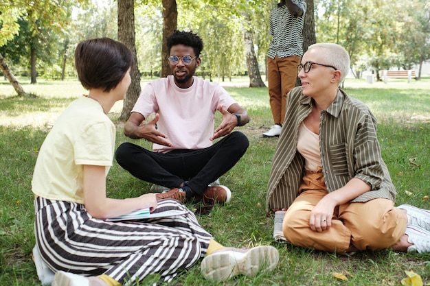 Foto amigos conversando durante reunião no parque
