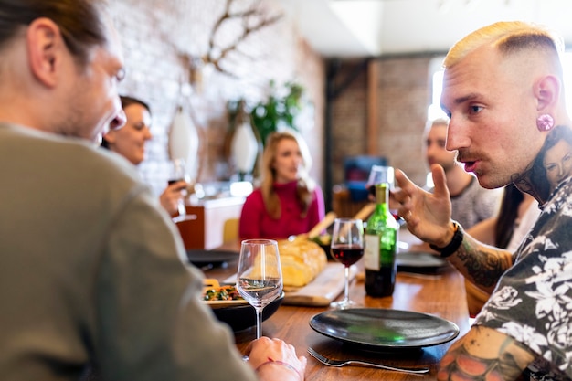 Amigos conversando séria em um jantar