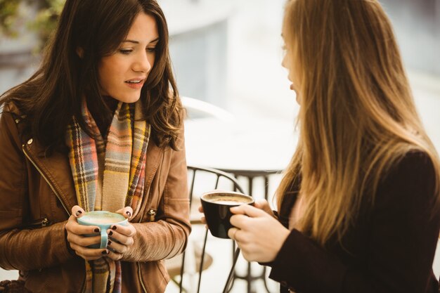 Amigos conversando sobre café no café