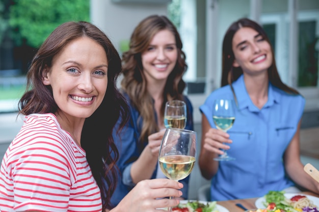 Amigos con copa de vino en casa