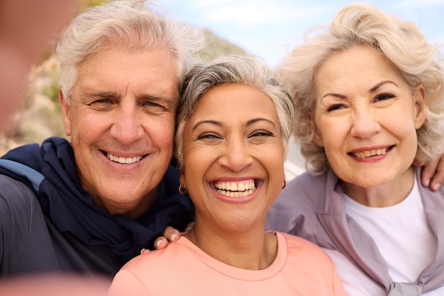 Amigos corredores senior selfie y naturaleza con sonrisa fitness y retrato para la diversidad en las redes sociales Ancianos mujeres y fotografía para el blog de memoria y foto de perfil para hacer ejercicio en la jubilación