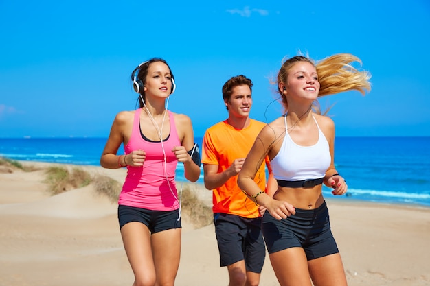 amigos corriendo en la playa feliz en verano