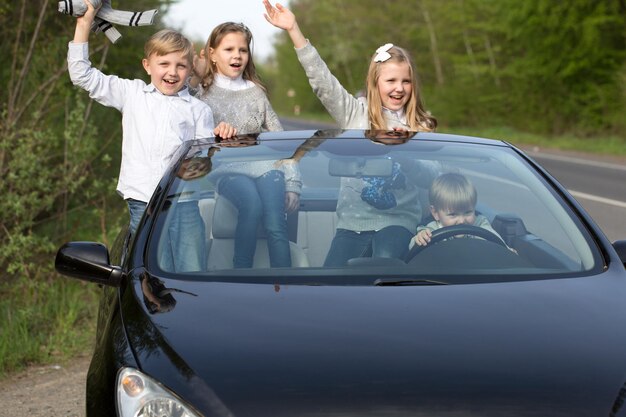 Amigos crianças felizes no carro