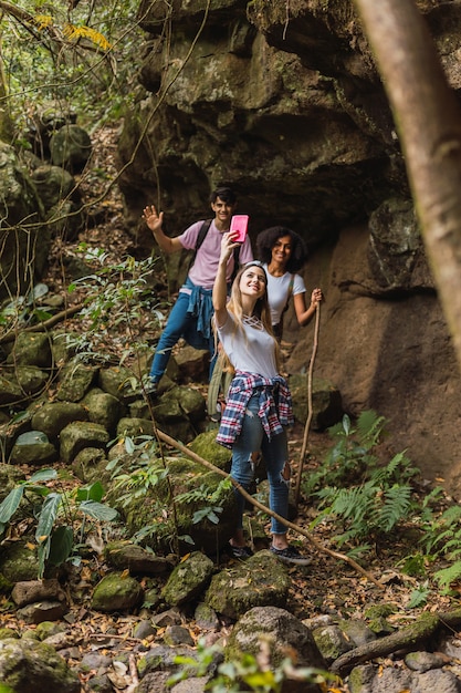 Amigos curtindo a beleza da natureza