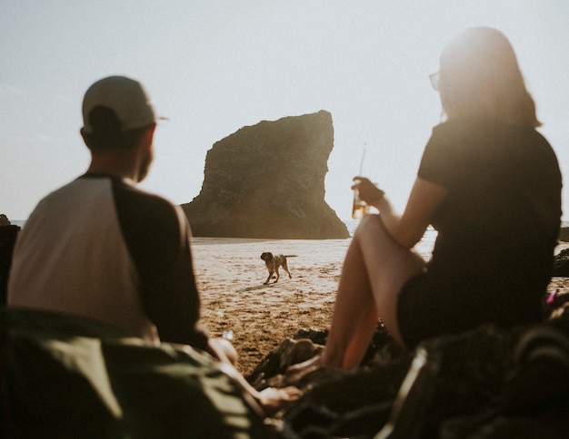 Amigos curtindo na praia com um cachorro