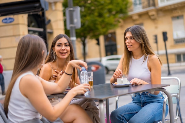 Amigos curtindo uma tarde no terraço da cafeteria