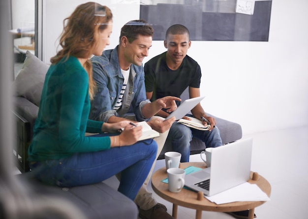 Amigos da faculdade e tablet no sofá para e-learning brainstorming ou estudar para exame juntos Grupo universitário de pessoas e tecnologia com caderno para planejamento de discussão ou feedback por e-mail